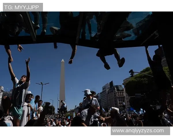 足坛巨星隔空连线互动展示球技魅力引爆全球球迷热情